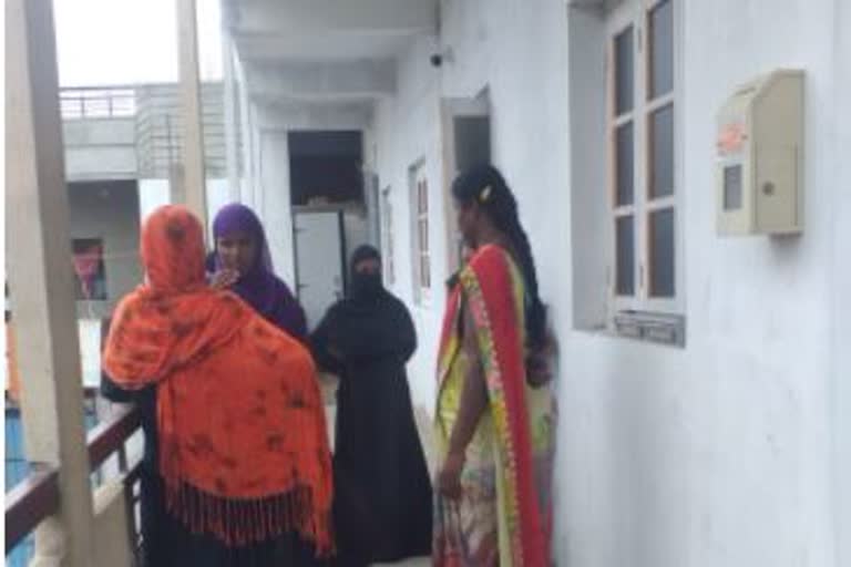 Gangavati: Siege by women for private financial institution