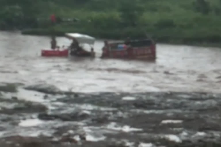 Tractor stuck in Mogri river in Barwani