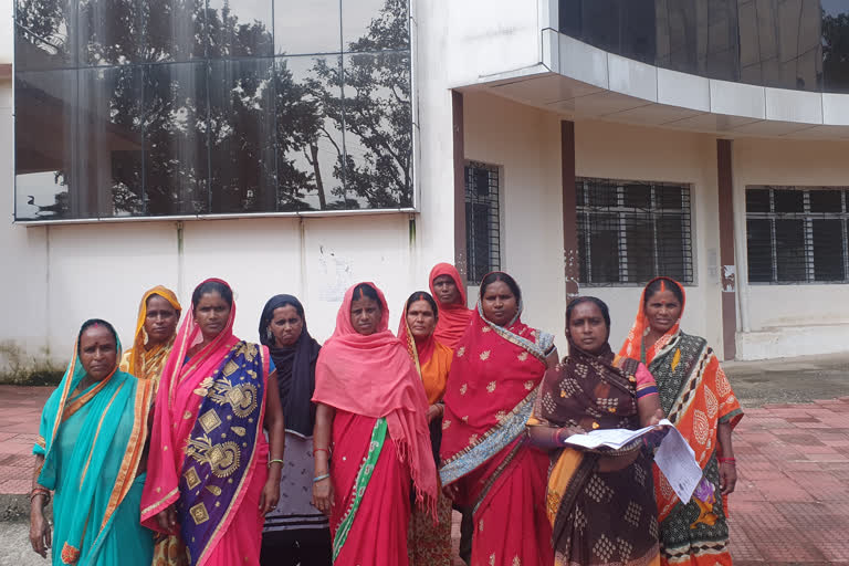 Women submitted letter to SDO for construction of bridge in giridih