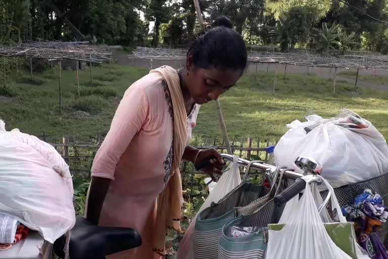 কাপোৰ ফেৰীৰে জীৱন সংগ্ৰাম চলাইছে অঞ্জলি দাসে