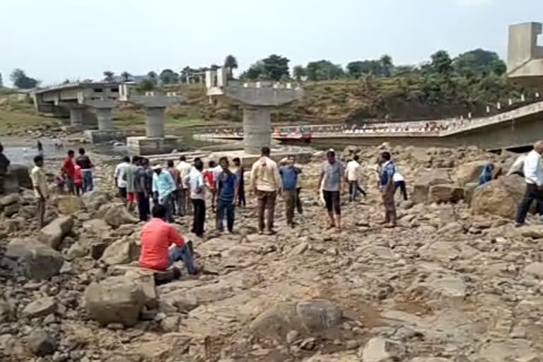 Rural youth built the broken bridge by themselves in seoni