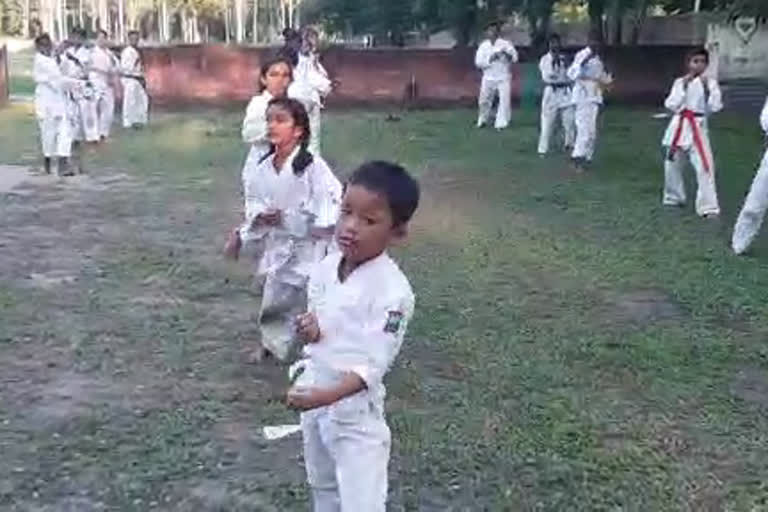 'ৱাৰিঅ'ৰ মাৰ্চিয়েল আৰ্ট চেল্ফ ডিফেন্স ক্লাবে প্ৰশিক্ষণ দিছে বিভিন্ন শিকাৰুক