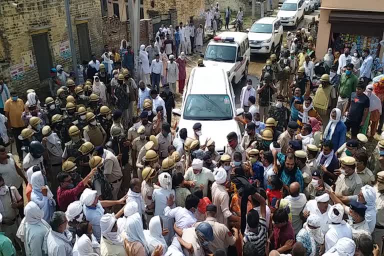 Farmers and PTI teachers stopped agricultural minister JP Dalal convoy in gohana