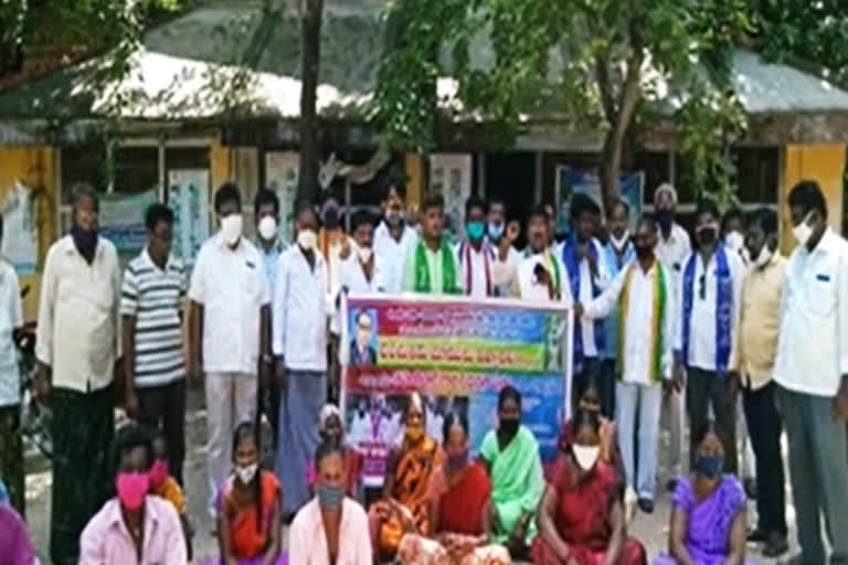 Chenchus staged a protest at the sub collector's office in Narasaraopet