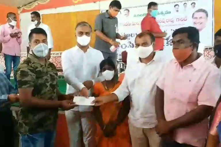 minister-harish-rao-distributed-the-pass-books-to-farmers-in-rayapol