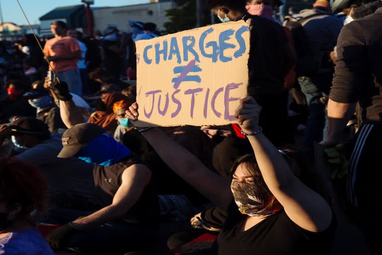 two-officers-shot-during-louisville-protest-in-america