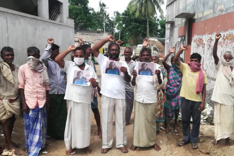 iftu leaders given condolence to leader chandramma in srikakulam district