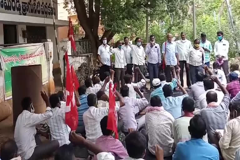 sriramireddy drinking water plant employees protest for salaries at madakashira mandal ananthapuram district