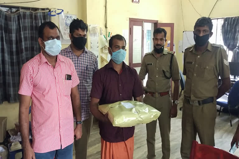 A man was arrested with 3.5 kg of cannabis 3.5 kg of cannabis cannabis seized കഞ്ചാവ് പിടികൂടി പാലക്കാട് 3.5 കിലോ കഞ്ചാവുമായി ഒരാൾ പിടിയില്‍