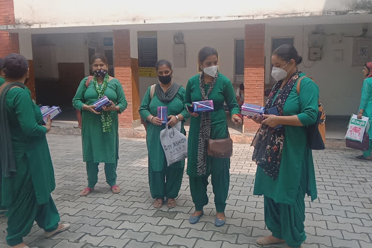 Asha workers got smartphone from health department in Paonta Sahib