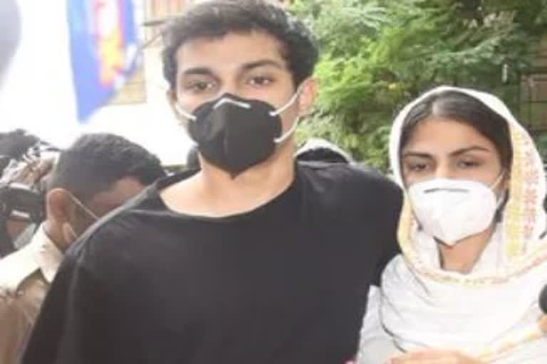 Bombay HighCourt adjourns hearing in bail of Rhea  and her brother Showik for 29th September