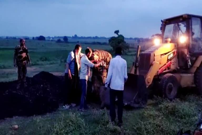 Raid on illegal coal depot in Giridih, Large amount of coal recovered in Giridih, Coal smuggling in Giridih, गिरिडीह में अवैध कोल डिपो पर छापा, गिरिडीह में भारी मात्रा में कोयला बरामद, गिरिडीह में कोयला की तस्करी