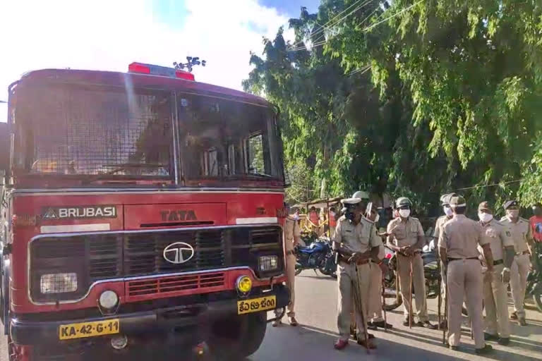 Bangalore areas route change, Bangalore Police alert for Bharat Bandh, Nationwide protest by farmers, Nationwide protest by farmers against farm bills, Bharat bandh, Bharat bandh in Bangalore, Bharat bandh effect on Bangalore, Bharat bandh 2020 latest news, Bharat bandh 2020 update, ಭಾರತ್​ ಬಂದ್​ ಹಿನ್ನೆಲೆ ಬೆಂಗಳೂರು ಪೊಲೀಸ್​ ಅಲರ್ಟ್​, ಬೆಂಗಳೂರು ನಗರ ಸಂಚಾರದಲ್ಲಿ ಬದಲಾವಣೆ, ಕೃಷಿ ಮಸೂದೆ ವಿರುದ್ಧ ರೈತರಿಂದ ಪ್ರತಿಭಟನೆ, ಕೃಷಿ ಮಸೂದೆ ವಿರುದ್ಧ ರೈತರಿಂದ ರಾಷ್ಟ್ರವ್ಯಾಪಿ ಪ್ರತಿಭಟನೆ, ಭಾರತ್​ ಬಂದ್, ಭಾರತ್​ ಬಂದ್​ 2020, ಭಾರತ್​ ಬಂದ್​ 2020 ಸುದ್ದಿ,