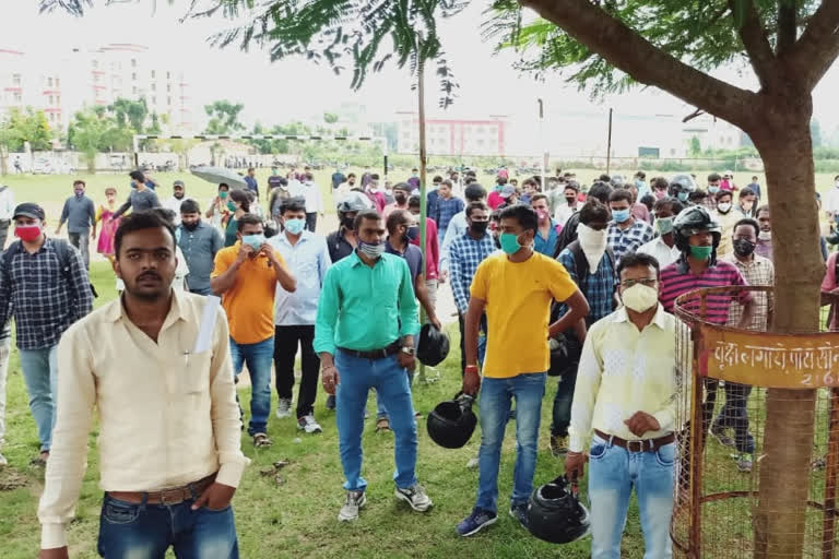 Panchayat Secretary candidate protest in JSSC office