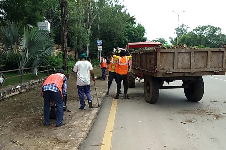 cleaning staff playing role of corona warrior in raipur