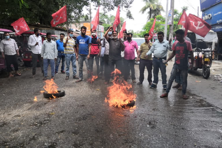 টায়াৰ জ্বলাই কৃষক সভাৰ প্ৰতিবাদ