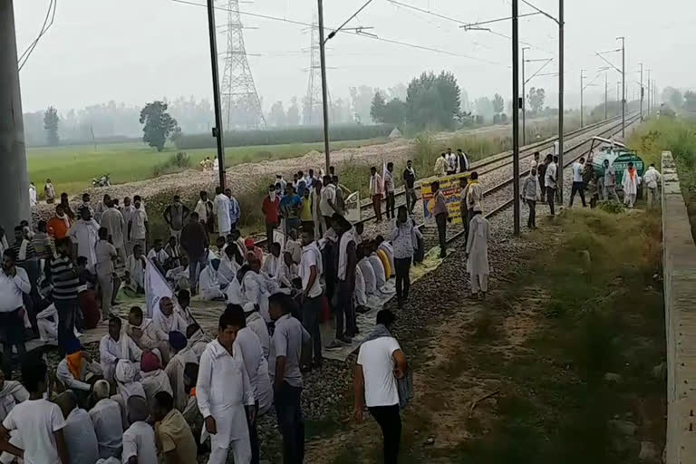 farmers jammed Railway track in Yamunanagar