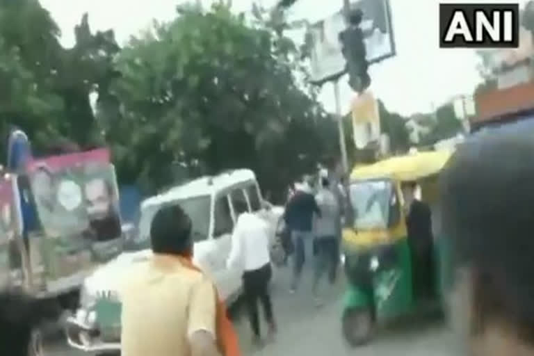 BJP and JAP workers clash in Patna workers clash in Patna BJP and JAP ഫാം ബില്ല് പ്രതിഷേധം പട്നയിൽ ബിജെപിയും ജെഎപിയും തമ്മിൽ സംഘർഷം പട്‌ന പ്രതിഷേധം ബീഹാർ നിയമസഭാ തെരഞ്ഞെടുപ്പ് കാർഷിക ബില്ല് BJP and JAP workers clash Bihar Assembly elections Chief Election Commissioner