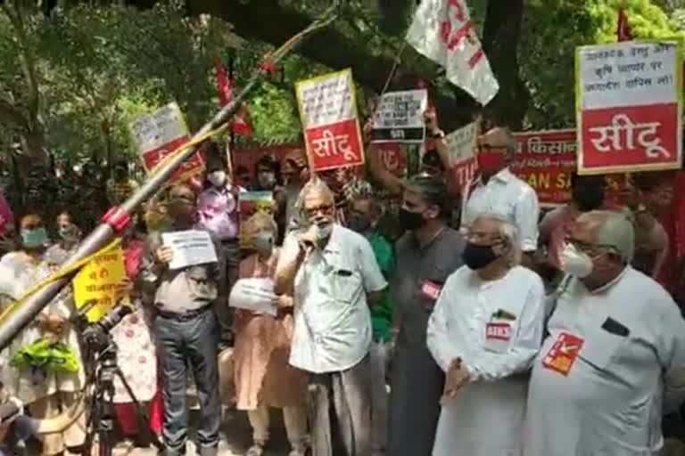 बिल के विरोध में जगह जगह प्रदर्शन