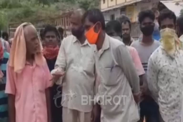 Hundreds of farmers blocked the road due to lack of fertilizer in Ranpur