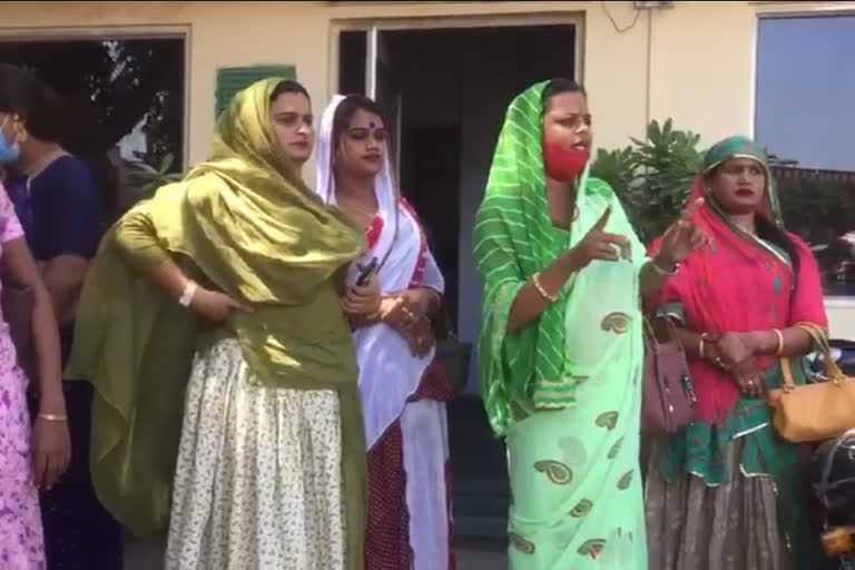 transgender protest without cloths in martundal bridge in ajmer