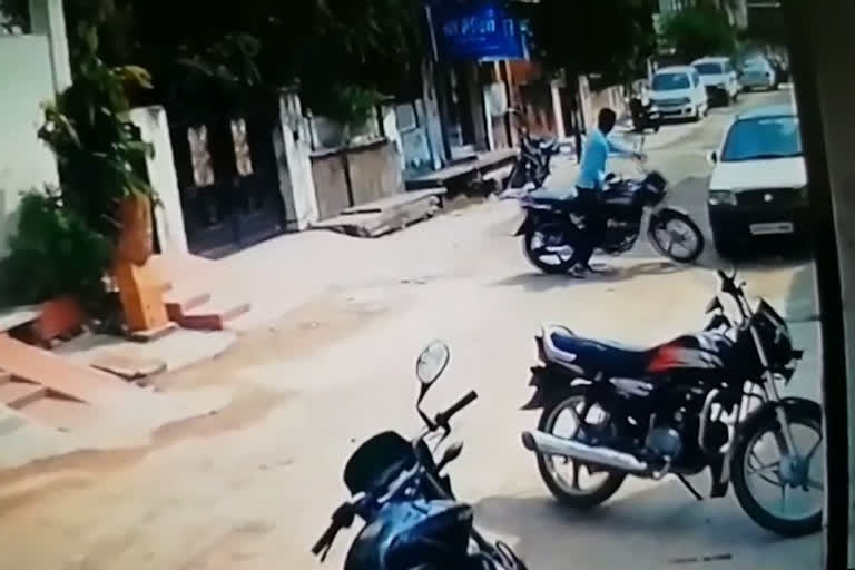 jaipur police, thieves stolen bike, cctv footage