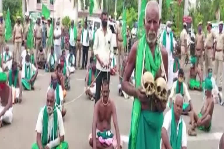 Holding skulls Tamil Nadu farmers protest against agriculture bills കാർഷിക ബില്ലുകൾക്കെതിരെ പ്രതിഷേധം തൃച്ചി ജില്ലയിൽ പ്രതിഷേധം protest against agriculture bills