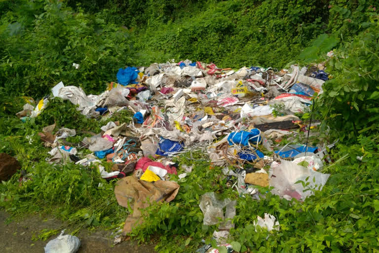 Dumping waste in malappuram issue  malappuram waste issue  ജനവാസമേഖലയിൽ മാലിന്യം തള്ളുന്നു  പ്രദേശവാസികൾ ആശങ്കയിൽ  മൂർക്കനാട് പഞ്ചായത്ത്  moorkkanad panchayath waste issue