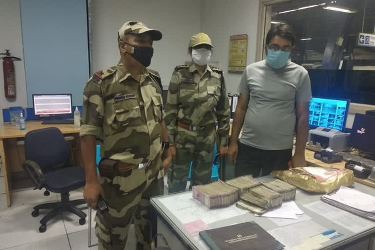 CISF detects cash worth Rs 35 lakh from passenger at Delhi's metro station  hands over to Income Tax officials  Delhi's metro station  ഡല്‍ഹി മെട്രോ സ്റ്റേഷനില്‍ യാത്രക്കാരനില്‍ നിന്നും 35 ലക്ഷം രൂപ പിടിച്ചു  ഡല്‍ഹി മെട്രോ  35 ലക്ഷം