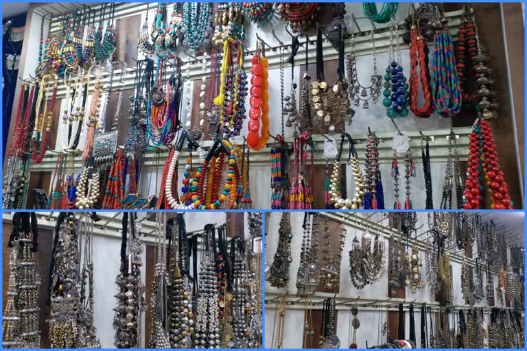 Women are not buying favorite fashionable artificial jewellery due to corona from Janpath Market