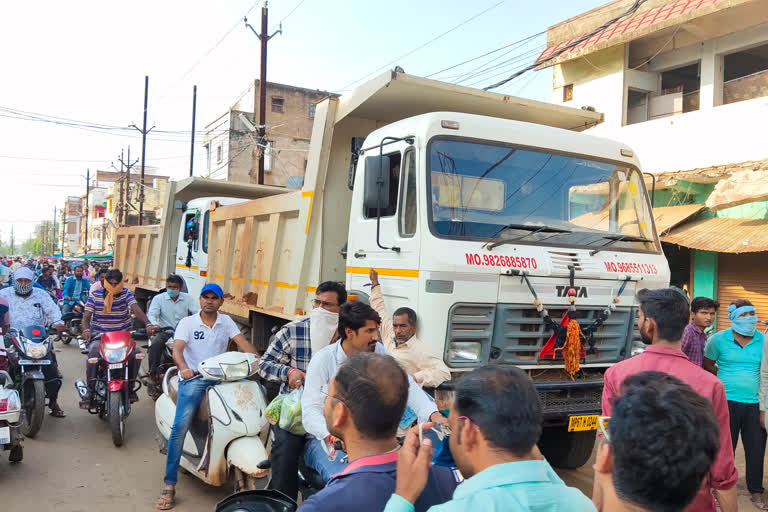 Two dumpers filled with muram entered in no entry