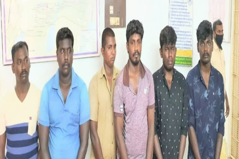 ஆறு ரவுடிகள் கைது