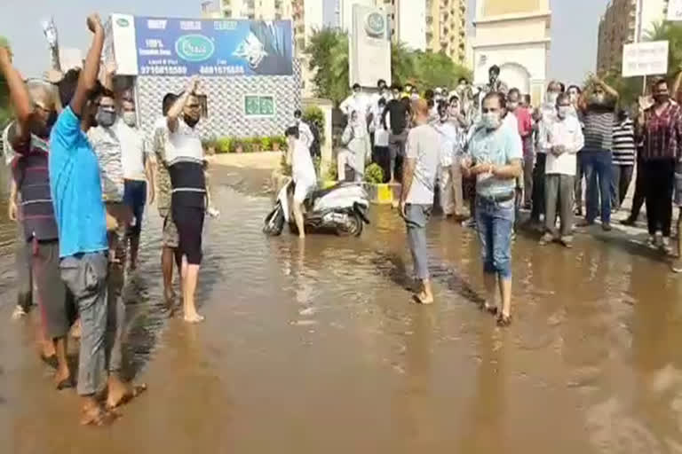 gurugram sector 86 sewer flowing in road