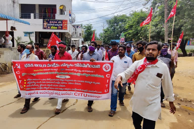 Construction workers dharna at MLA Parvata Prasad's house