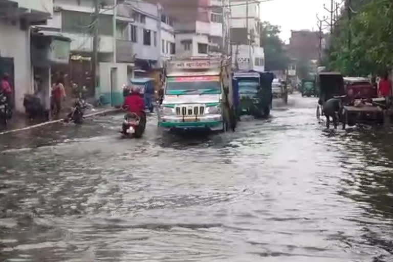 सड़कों पर बारिश का पानी