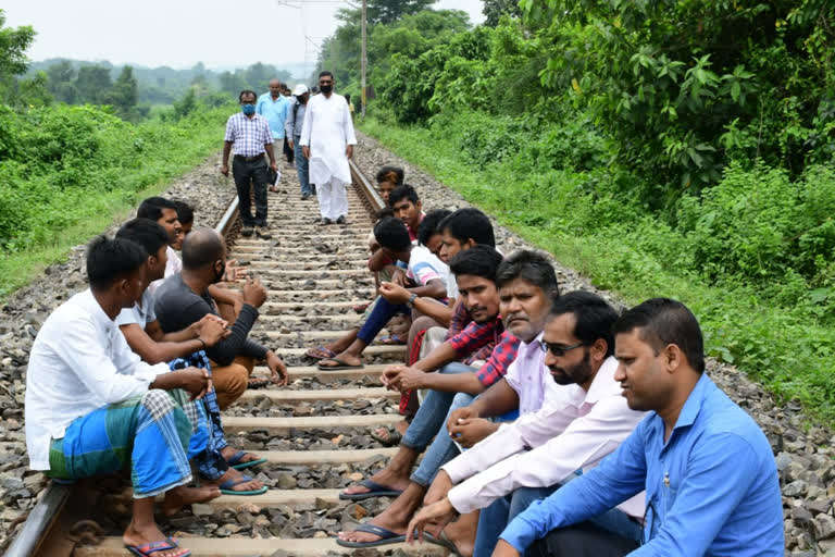 Villagers protested when the road was closed in bokaro