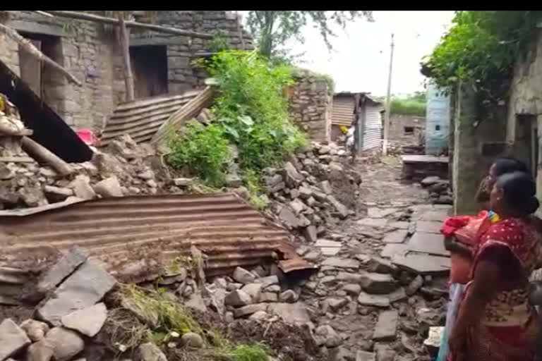 Heavy rain falls in Vijayapur district Many homes collapse