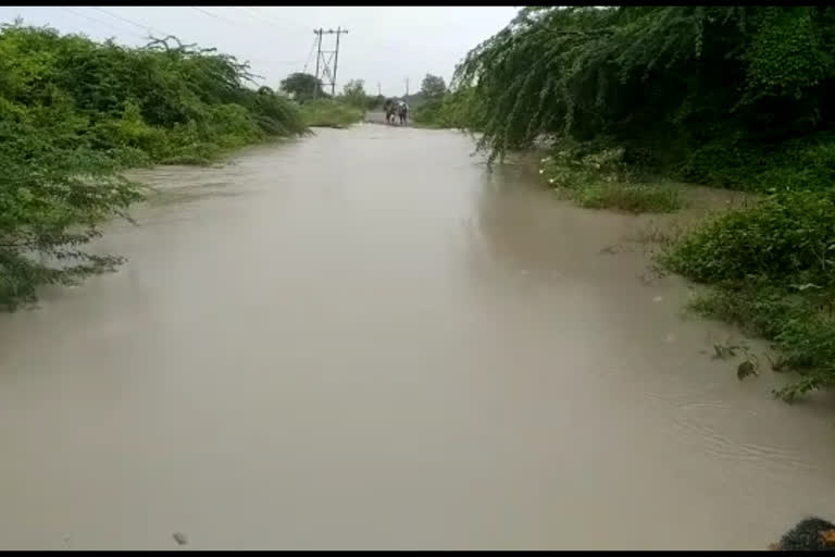 Clay house collapse due to heavy rain in Bagalkot