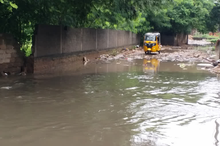 road bundh due to overflow of fax sagar flood canal at jeedimetla