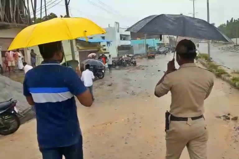 Raichur heavy rain, Raichur heavy rain news, Raichur heavy rain latest news, DC visit to flooded areas, DC visit to flooded areas in Raichur, DC Venkatesh Kumar, Raichur DC Venkatesh Kumar, DC Venkatesh Kumar news, ರಾಯಚೂರಿನಲ್ಲಿ ಭಾರಿ ಮಳೆ, ರಾಯಚೂರಿನಲ್ಲಿ ಭಾರಿ ಮಳೆ ಸುದ್ದಿ, ಜಲಾವೃತ ಪ್ರದೇಶಗಳಿಗೆ ಜಿಲ್ಲಾಧಿಕಾರಿ ಭೇಟಿ, ಜಲಾವೃತ ಪ್ರದೇಶಗಳಿಗೆ ರಾಯಚೂರು ಜಿಲ್ಲಾಧಿಕಾರಿ ಭೇಟಿ, ಜಿಲ್ಲಾಧಿಕಾರಿ ವೆಂಕಟೇಶ್​ ಕುಮಾರ್​, ರಾಯಚೂರು ಜಿಲ್ಲಾಧಿಕಾರಿ ವೆಂಕಟೇಶ್​ ಕುಮಾರ್, ಜಿಲ್ಲಾಧಿಕಾರಿ ವೆಂಕಟೇಶ್​ ಕುಮಾರ್ ಸುದ್ದಿ,