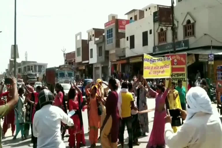 Kinnar protest and road jam in fatehabad