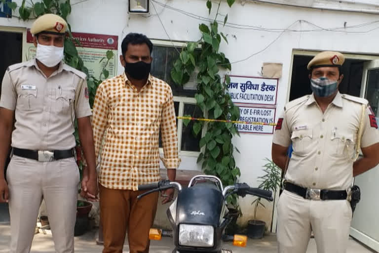 Burari police arrested auto lifter in delhi