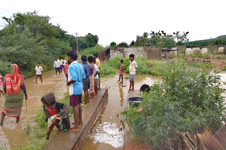 Heavy rain in Kushtagi Taluk Water rushed to homes