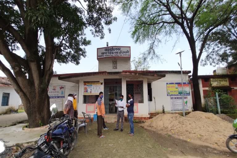 teachers-protest-against-duty-of-contact-tracing-of-corona-infected-patients-in-raigarh