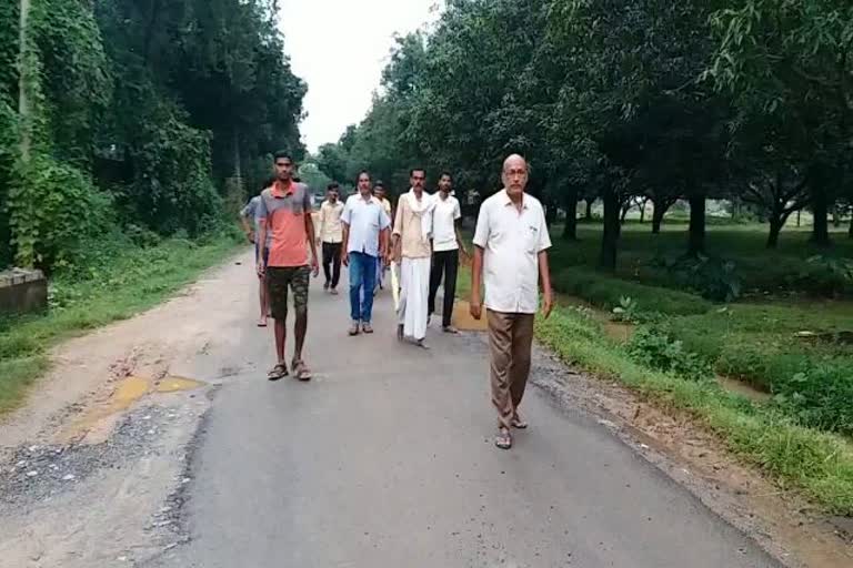 Villagers protest against road construction in Deoghar, Irregularity in road construction in Deoghar, News of Deoghar PWD, देवघर में सड़क निर्माण का ग्रामीणों ने किया विरोध, देवघर में सड़क निर्माण में अनियमितता, देवघर पीडब्ल्यूडी की खबरें