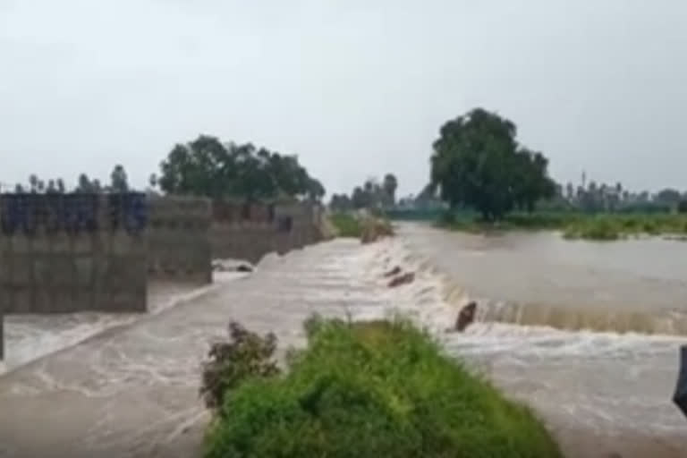 వర్షానికి నాలుగోసారి కొట్టుకుపోయిన రోడ్డు