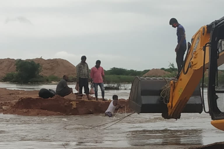 మంజీరా నదిలో చిక్కుకున్నవారిని కాపాడిన అధికారులు