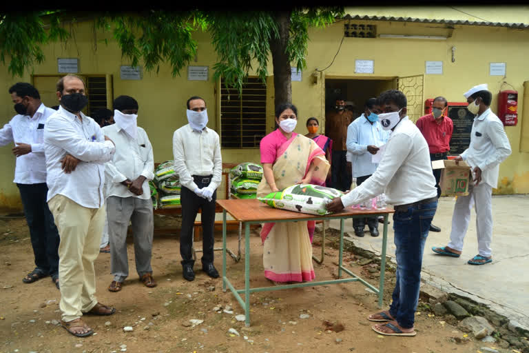 న్యాయవాదులకు నిత్యావసరాల పంపిణీ