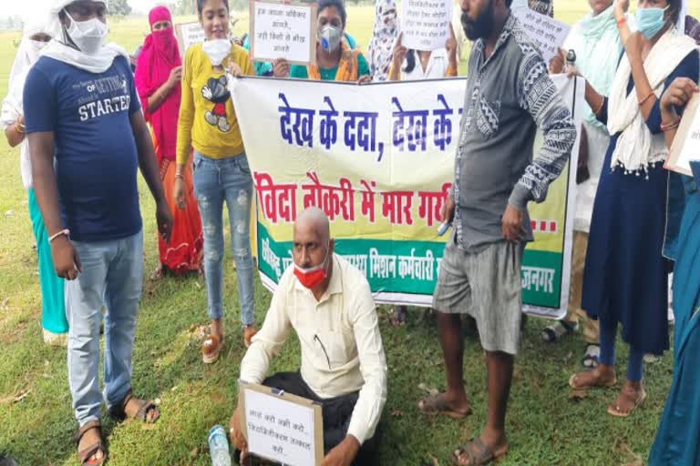 contract-health-workers-became-more-angry-after-dismissal-due-to-protest-in-surajpur