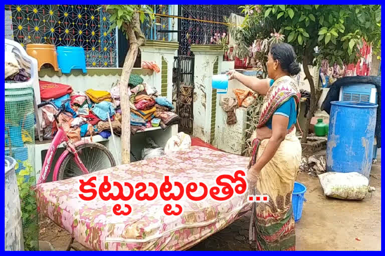 రేన్ ఎఫెక్ట్ : అప్రమత్తమయ్యేలోపే నీటి పాలైన వస్తు, సామగ్రి